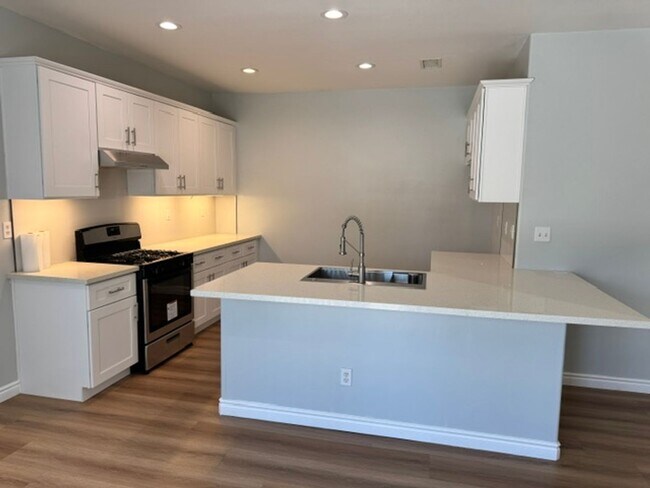 Building Photo - Gorgeous Remodeled 3+2 - $3000