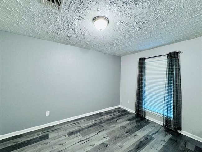 Building Photo - 3934 Thistlewood Dr