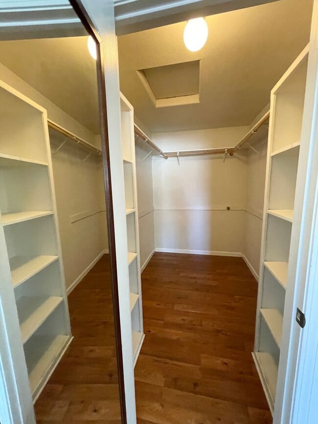 Building Photo - Beautiful 3 Bedroom 2 Bath Single Family H...