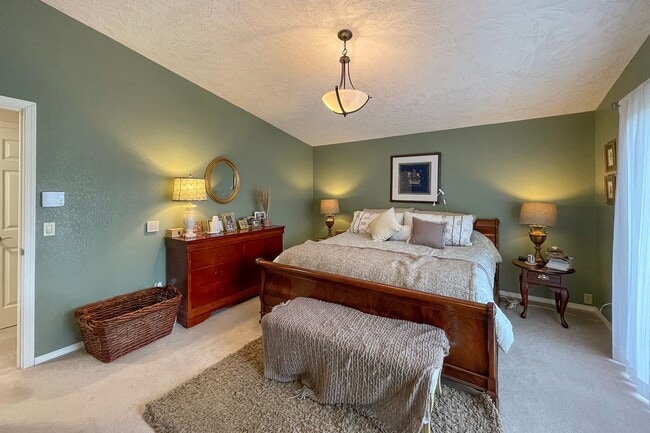 Building Photo - Fully Furnished Home
