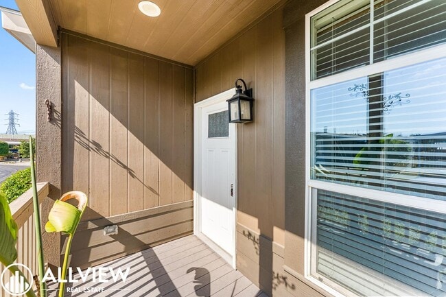 Building Photo - Stylish and beautiful 3-Bed Home with Land...