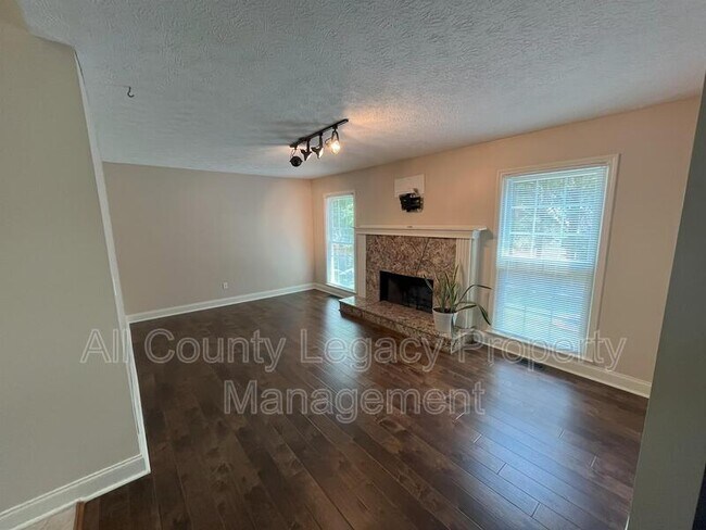 Building Photo - 2320 Springdale Dr