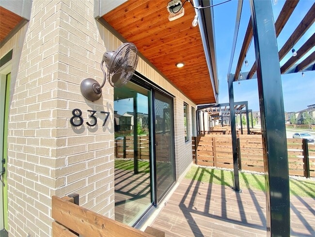 Building Photo - 837 Emerling Dr