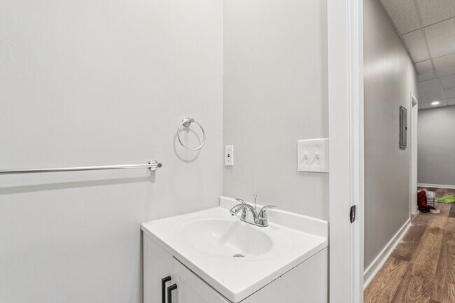 Building Photo - 2553 E Somerset St