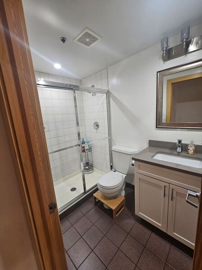 Building Photo - 537 Custer Ave