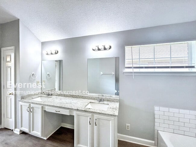 Building Photo - 3821 Richbrook Dr