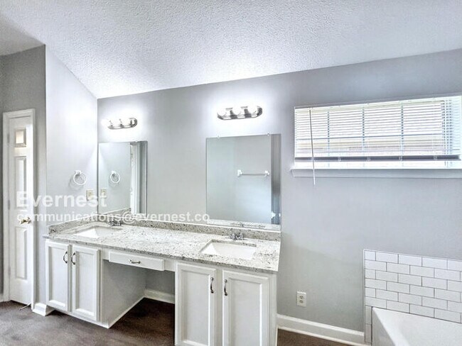 Building Photo - Spacious 3 Bed, 2 Bath / Pet-Friendly / Coming Soon!