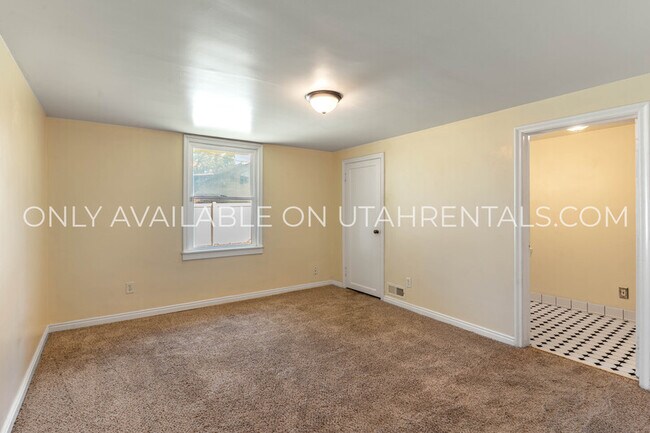 Building Photo - 10470 S Columbine Cir