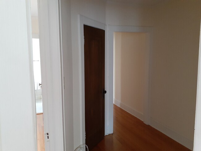 foyer - 913 Ontario St