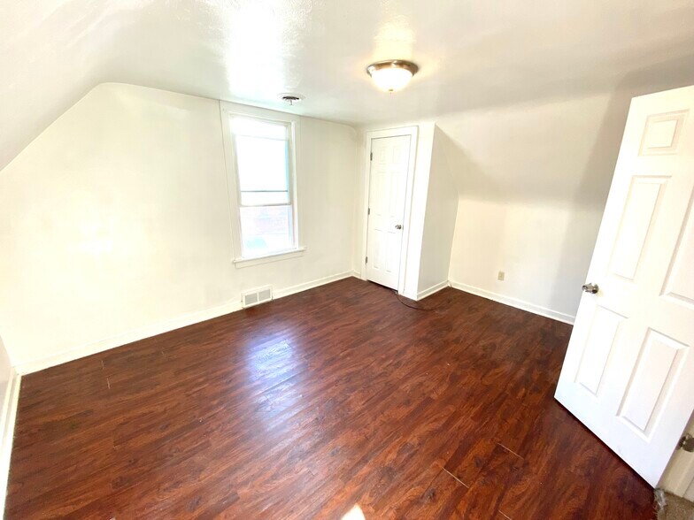 Building Photo - 817 Anaheim St