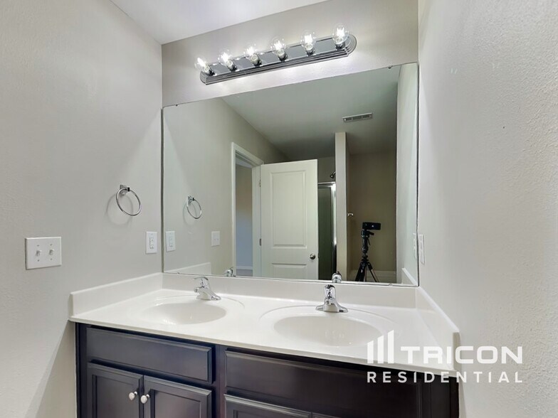 Building Photo - 2831 Village Center Dr