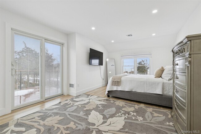 Building Photo - 10 Sagamore Rd