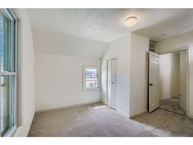 Building Photo - 610 Fairview Ave N