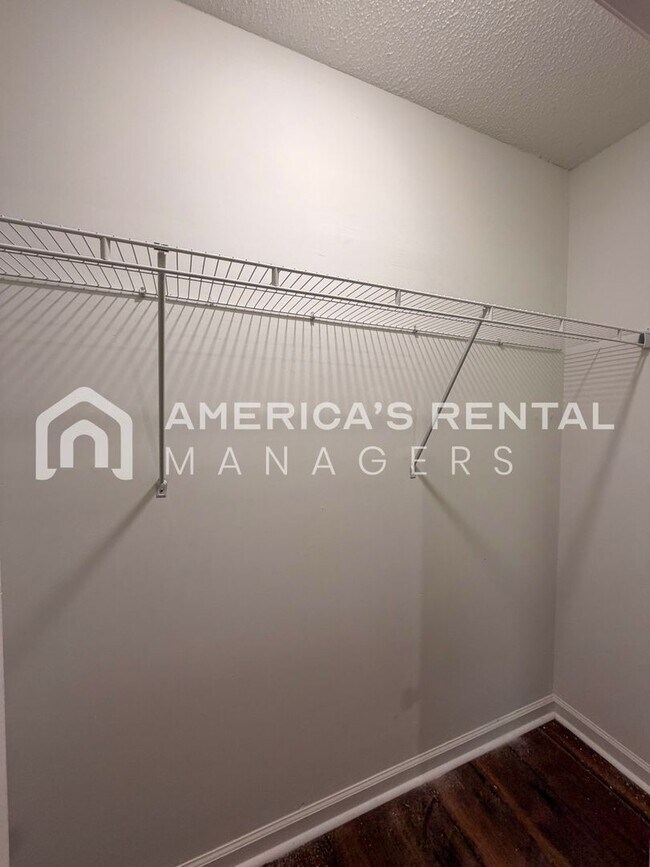 Building Photo - Modern 3BR/2BA – Easy Commute to Downtown!