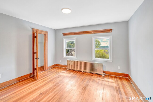 Building Photo - 114 Buckingham St