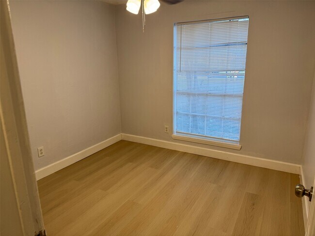 Building Photo - 5222 Moonshadows Dr