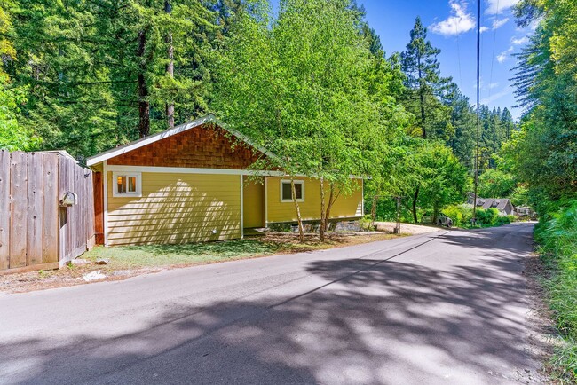 Building Photo - Stunning Fully Renovated 2 Bedroom, 1 Bath...
