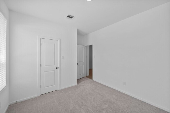 Building Photo - 807 Heaven Dr