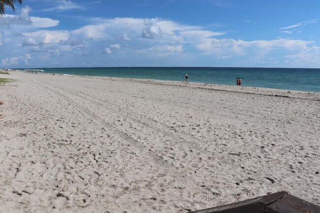 Building Photo - 3001 S Ocean Dr