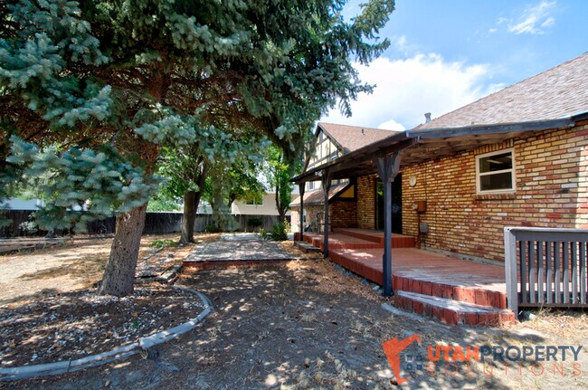 Building Photo - 1048 Pineridge Rd