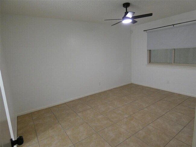 Building Photo - 2203 Western Trails Blvd