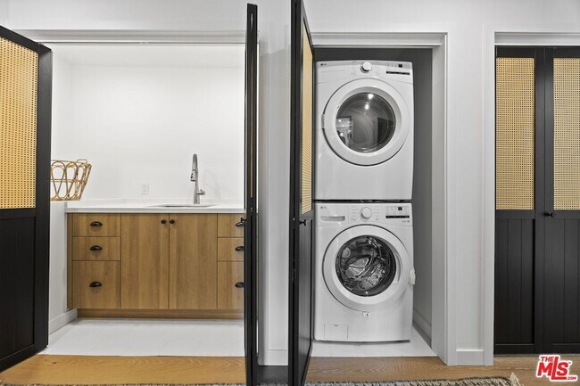 Building Photo - 1131 Rancho Dr