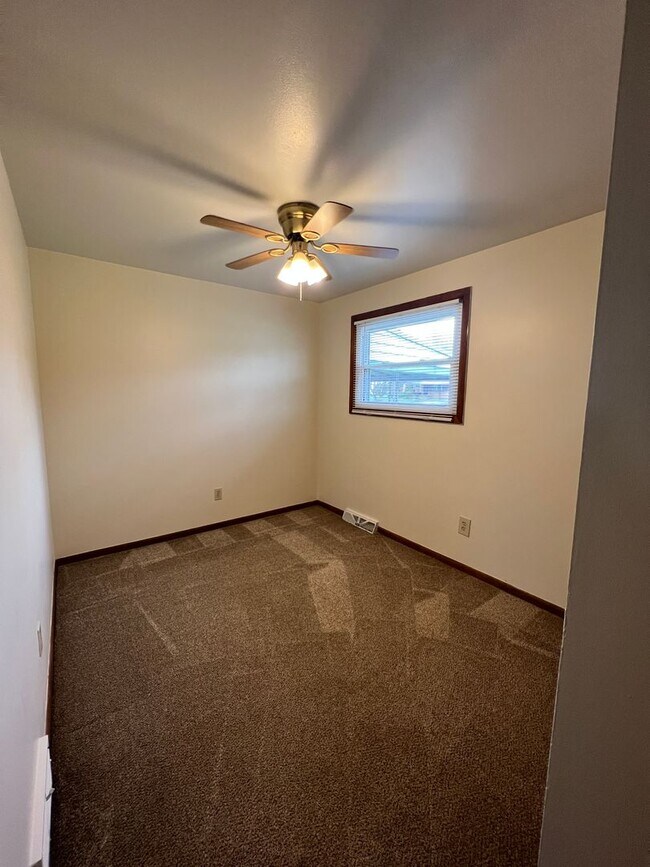 Building Photo - 1046 Leslie Ln