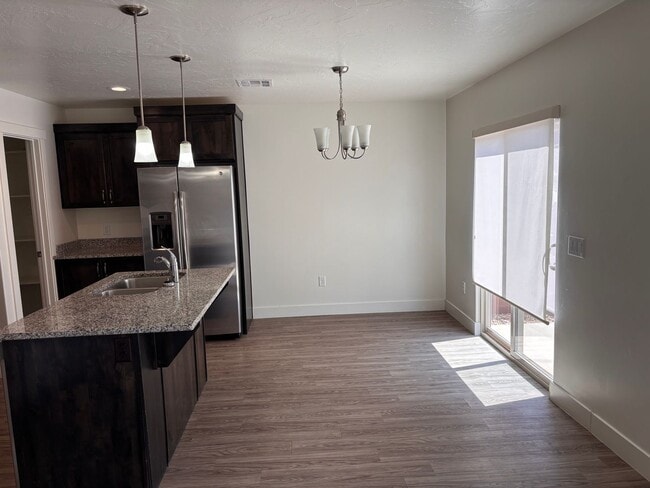 Building Photo - 4 bed | 2 1/2 bath | 2 car garage in Deser...