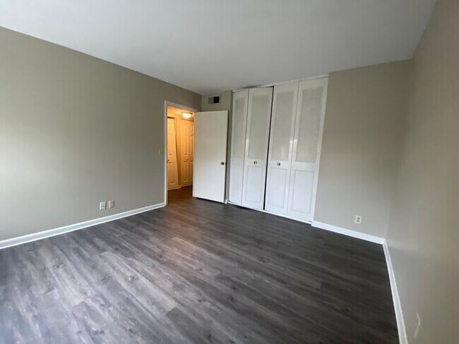 Building Photo - Beautiful 2 Bedroom / 2 Bath Apartment in Green Hills Under $2000!