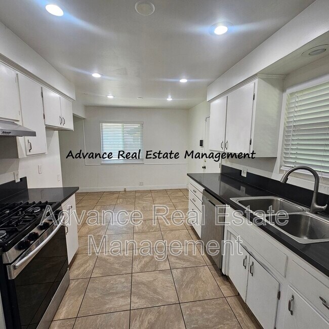 Building Photo - 6925 Chevy Chase Way