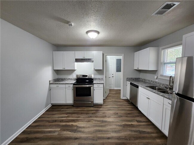 Building Photo - 723 W Creek Cir