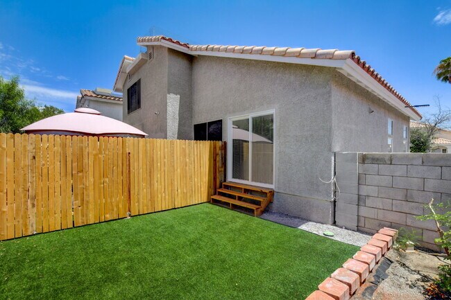 Building Photo - Recently Remodeled 3 Bedroom 2 Bathroom Town House