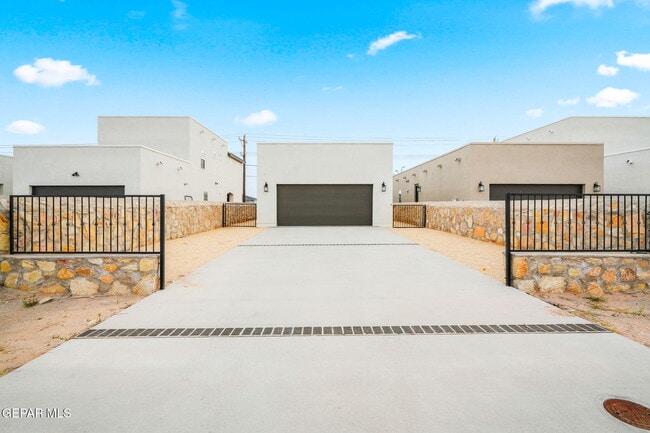 Building Photo - 14735 Pebble Hills Blvd