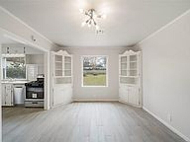 Building Photo - Updated 2 Bed 1 Bath Rental Home Tulsa