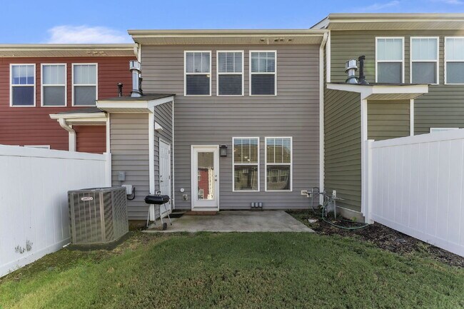 Building Photo - Beautiful 3 BR, 2.5 BA Townhome in highly ...