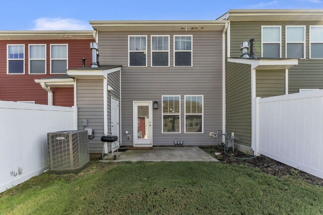 Building Photo - **SPECIAL LEASE INCENTIVE** Beautiful 3 BR...