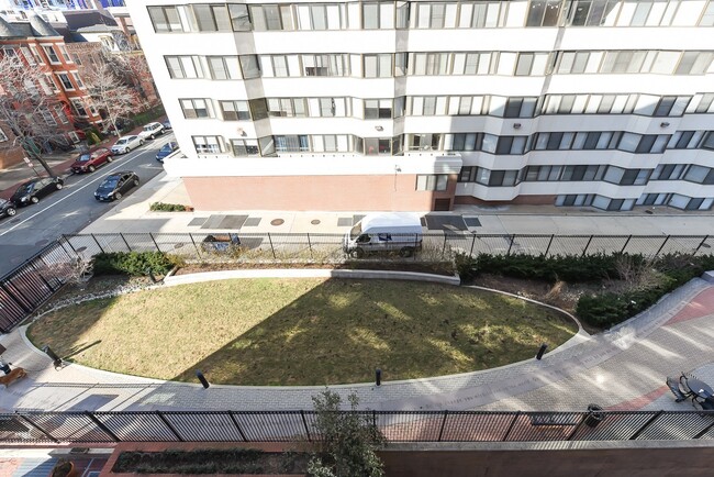 Building Photo - Gorgeous Studio w/ Hardwoods & Balcony