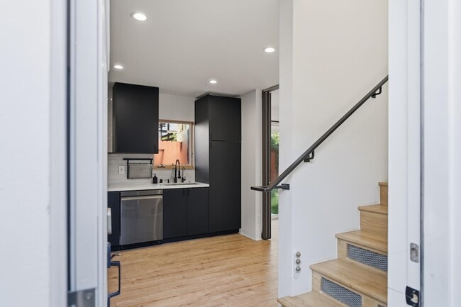 Building Photo - 820 46th St