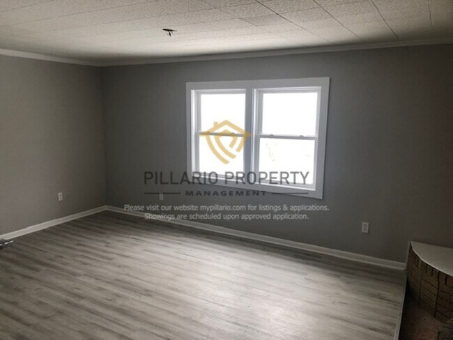 Building Photo - 4-Bedroom Home with Spacious Kitchen & Detached Garage, Available NOW!