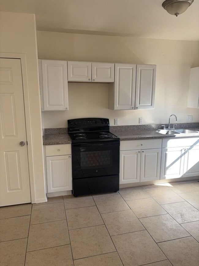 Building Photo - 204 W Kelso St