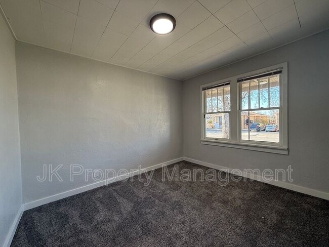 Building Photo - 1018 8th Ave S