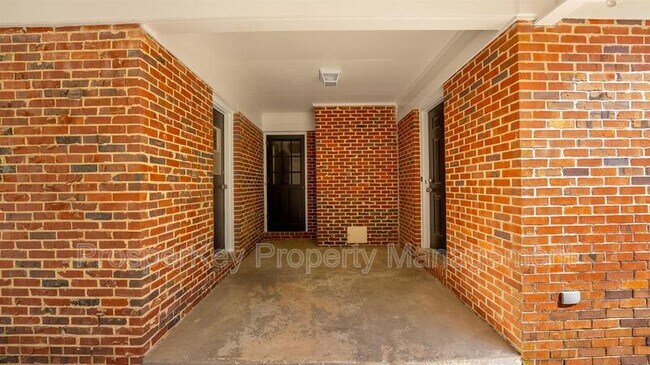 Building Photo - 4924 Roxbury Dr