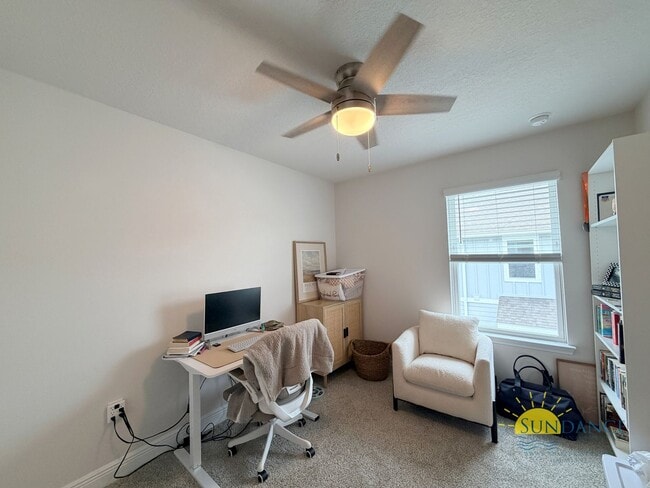 Building Photo - Stunning 3 Bedroom Townhouse in Brittany Oaks!