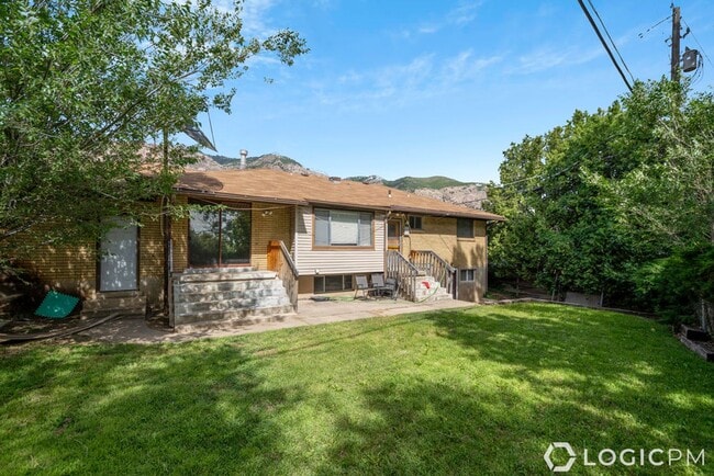 Building Photo - 1305 Henderson Dr