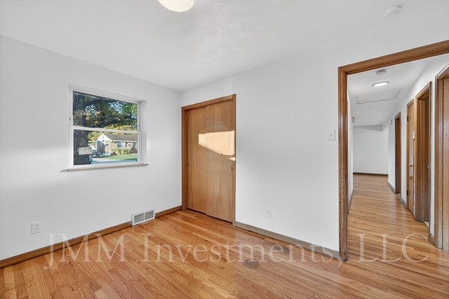 Building Photo - 4015 Greenmeadows Dr