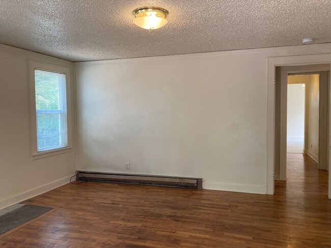 Building Photo - Campus House ~ 3 bedroom, 2 bath