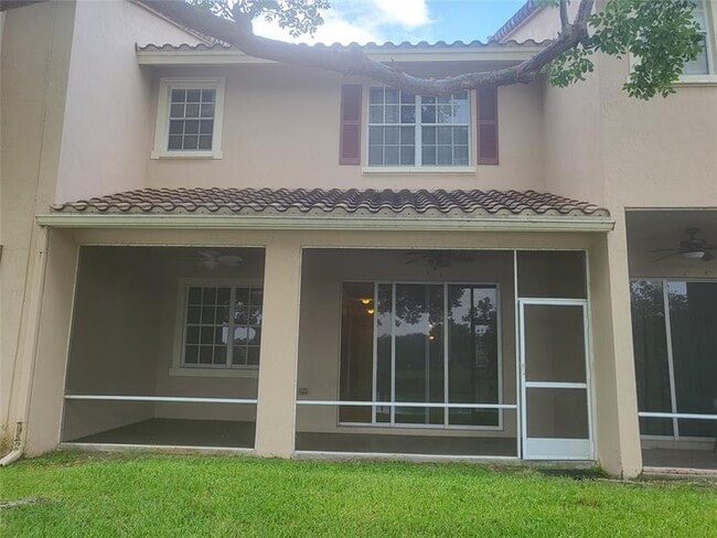 Building Photo - 3331 Lakeside Dr