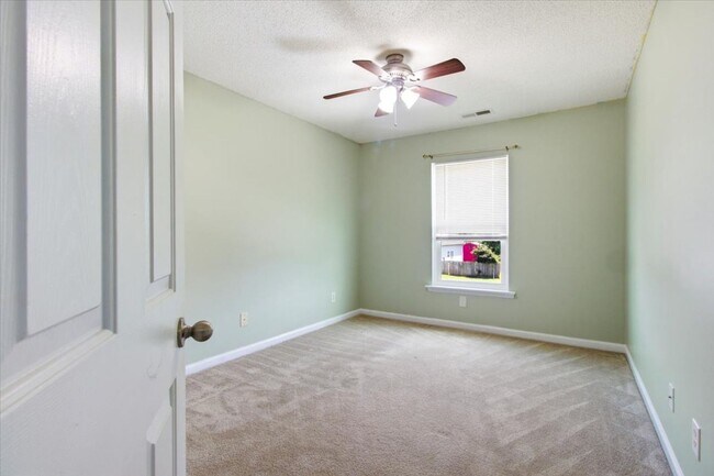 Building Photo - 3 Bedroom 2 Bathroom Home