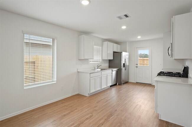 Building Photo - 1440 Las Cuevas Dr