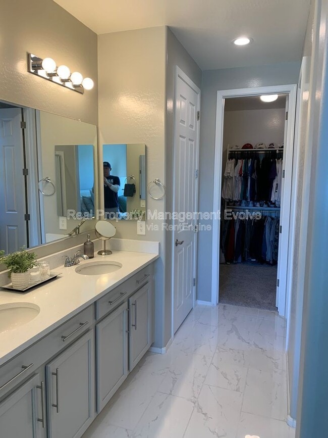 Building Photo - 8721 W MacKenzie Dr